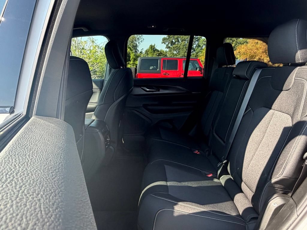New 2026 Jeep Grand Cherokee Laredo AWD/4WD image 39