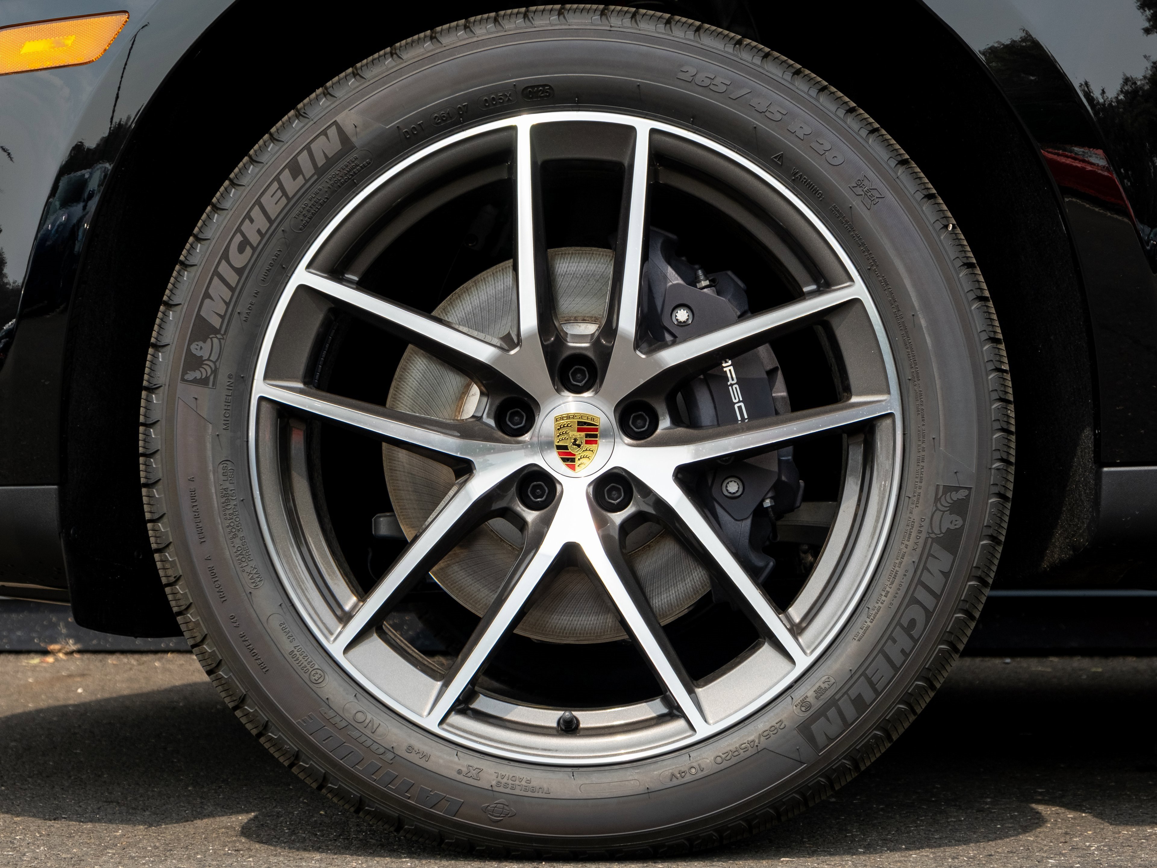 Certified 2025 Porsche Macan image 12