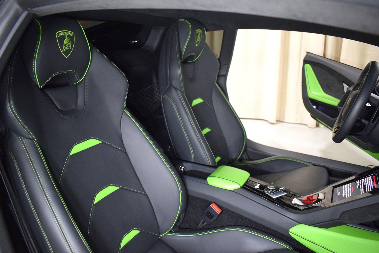 Used 2020 Lamborghini Huracan EVO image 21