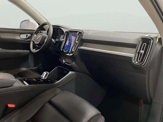 Used 2025 Volvo XC40 B5 Plus image 28