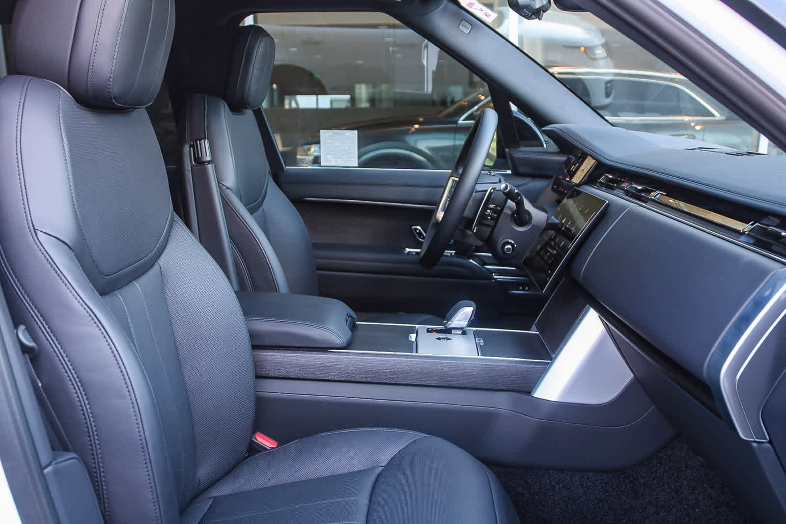 Used 2025 Land Rover Range Rover SE image 17