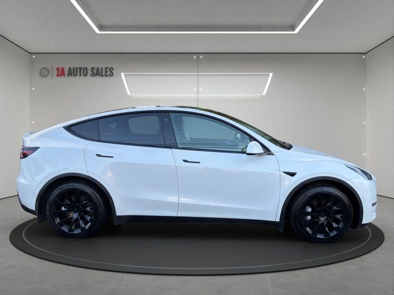Used 2022 Tesla Model Y Long Range image 6