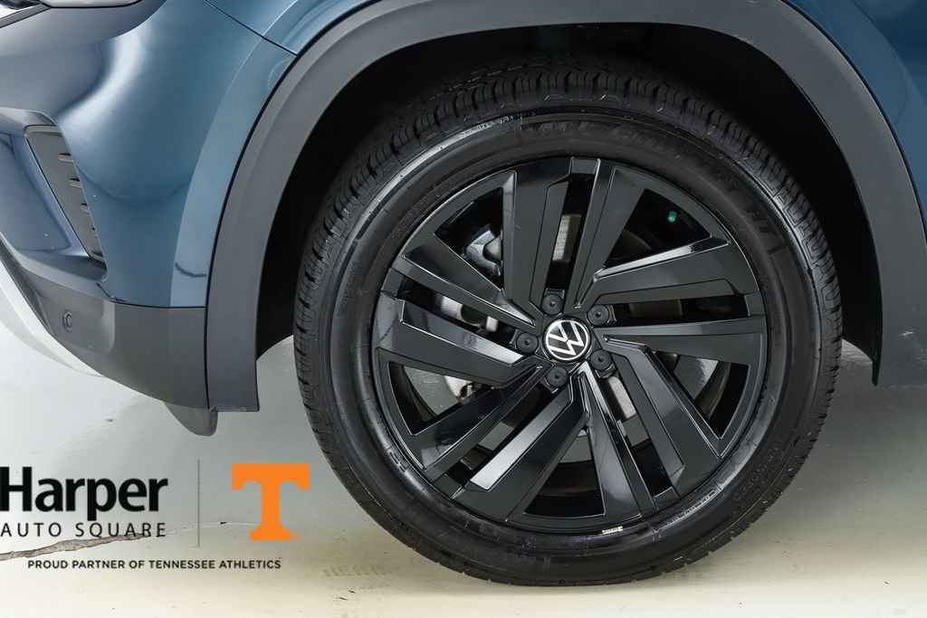 Used 2023 Volkswagen Atlas Cross Sport SE w/ Panoramic Sunroof Package FWD image 5