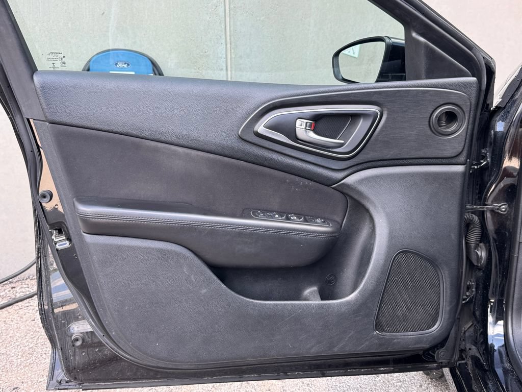 Used 2015 Chrysler 200 Limited FWD image 17