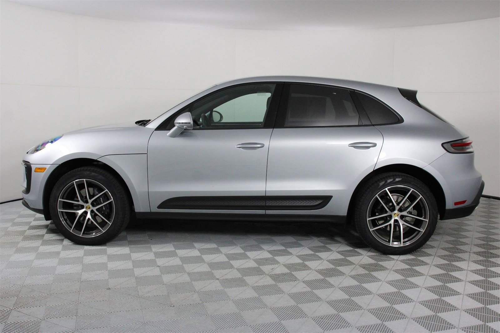 Used 2025 Porsche Macan image 2