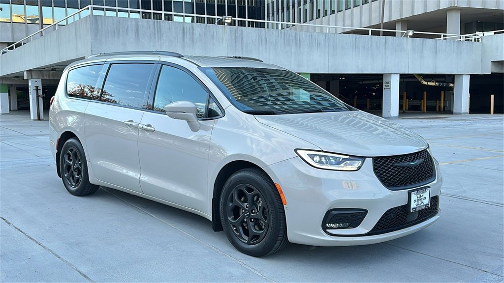 Used 2021 Chrysler Pacifica Limited w/ Uconnect Theater Family Group
