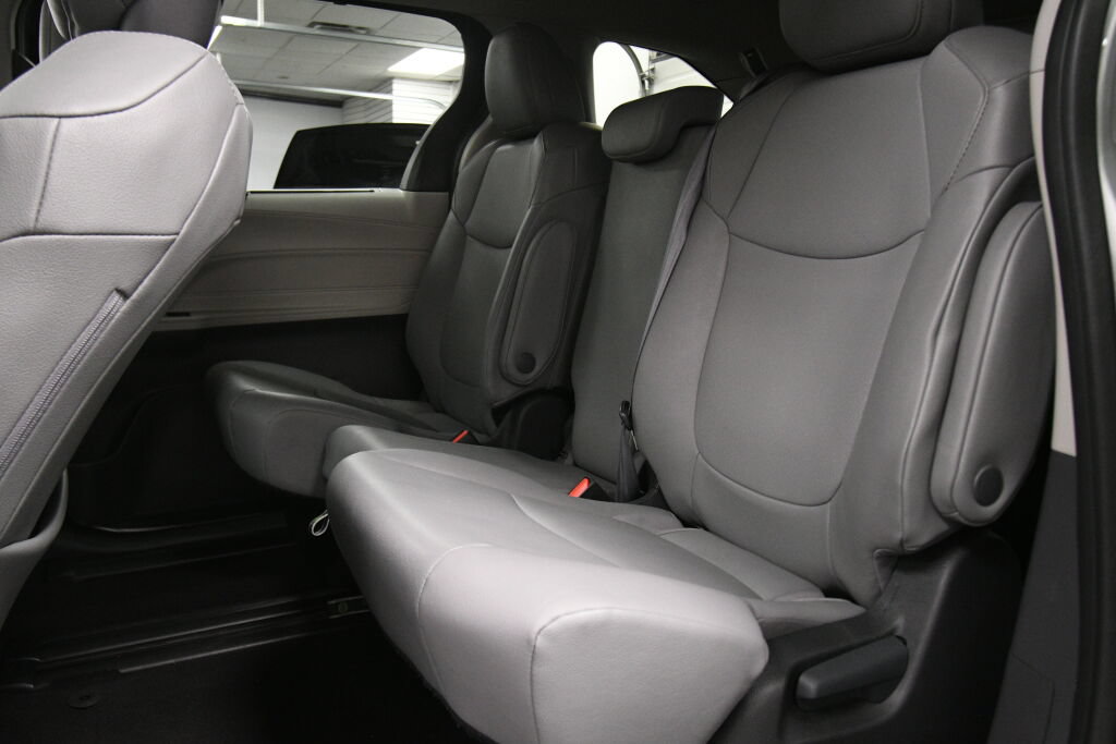 Certified 2024 Toyota Sienna XLE FWD image 21