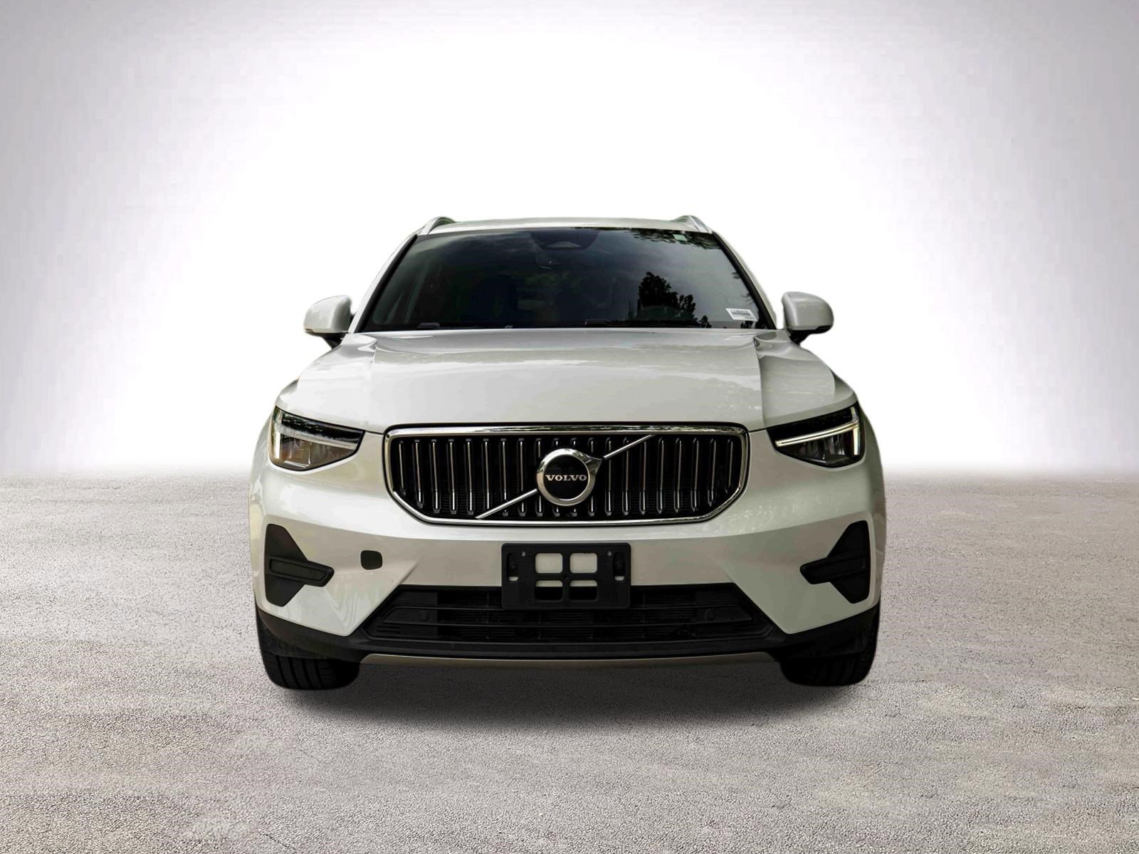 Used 2025 Volvo XC40 B5 Core AWD/4WD image 3