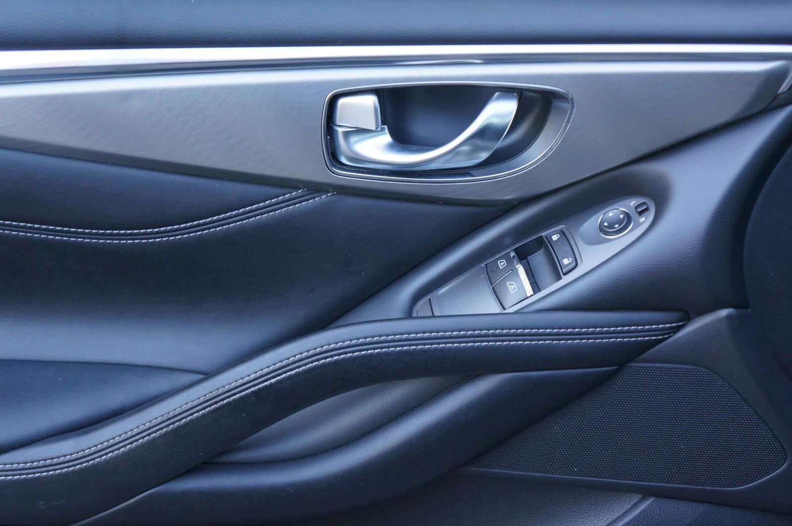 Used 2018 INFINITI Q60 2.0t w/ Cargo Package RWD image 17