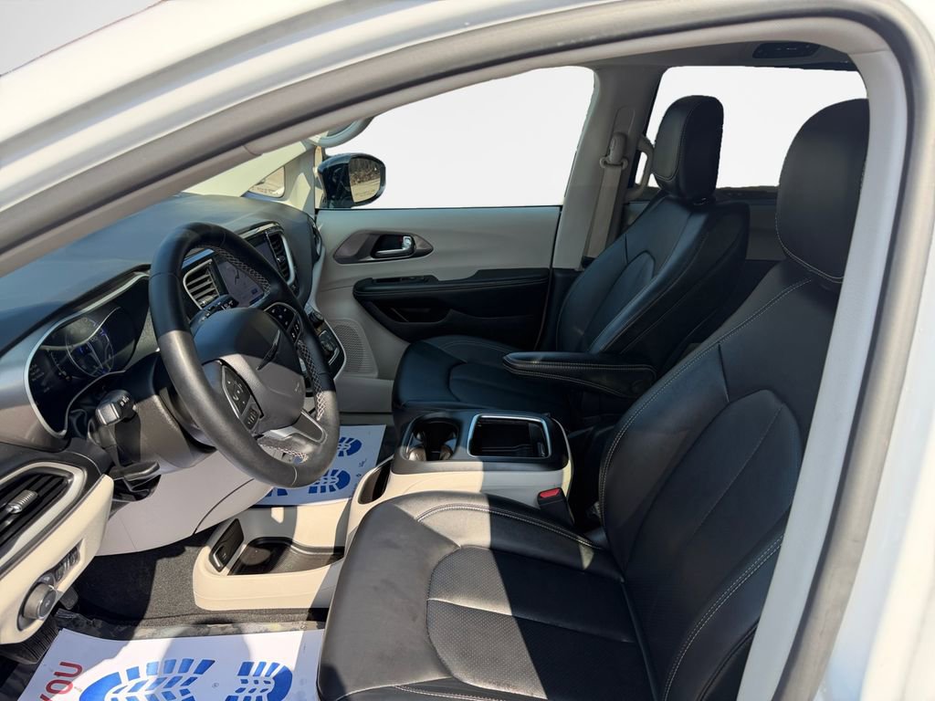 Certified 2024 Chrysler Pacifica Touring-L image 12