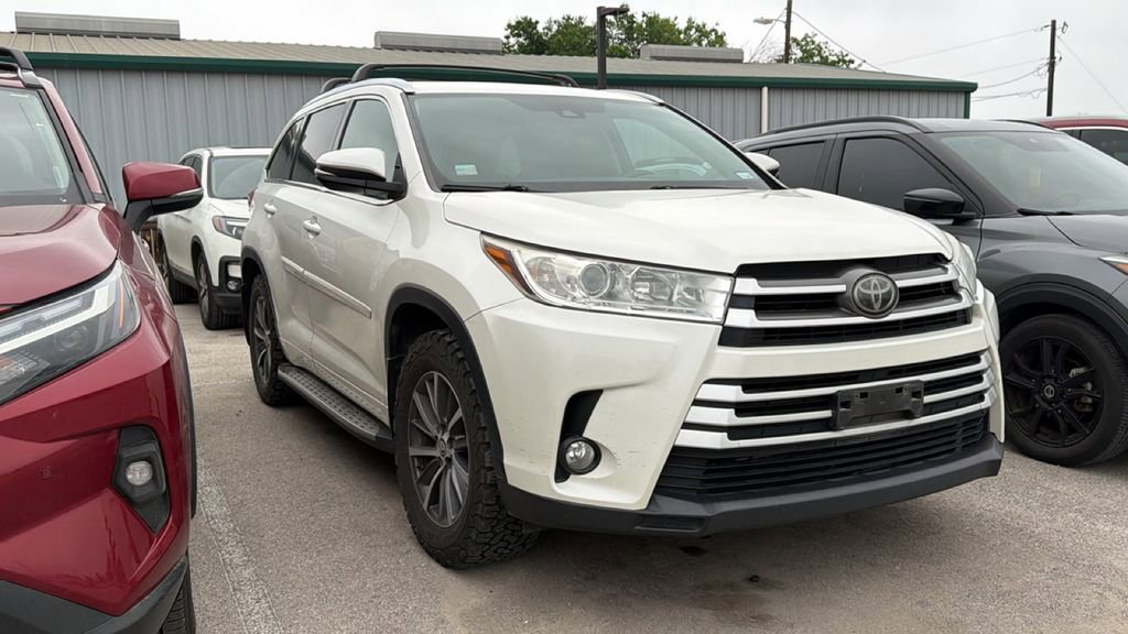 Used 2018 Toyota Highlander XLE FWD image 3