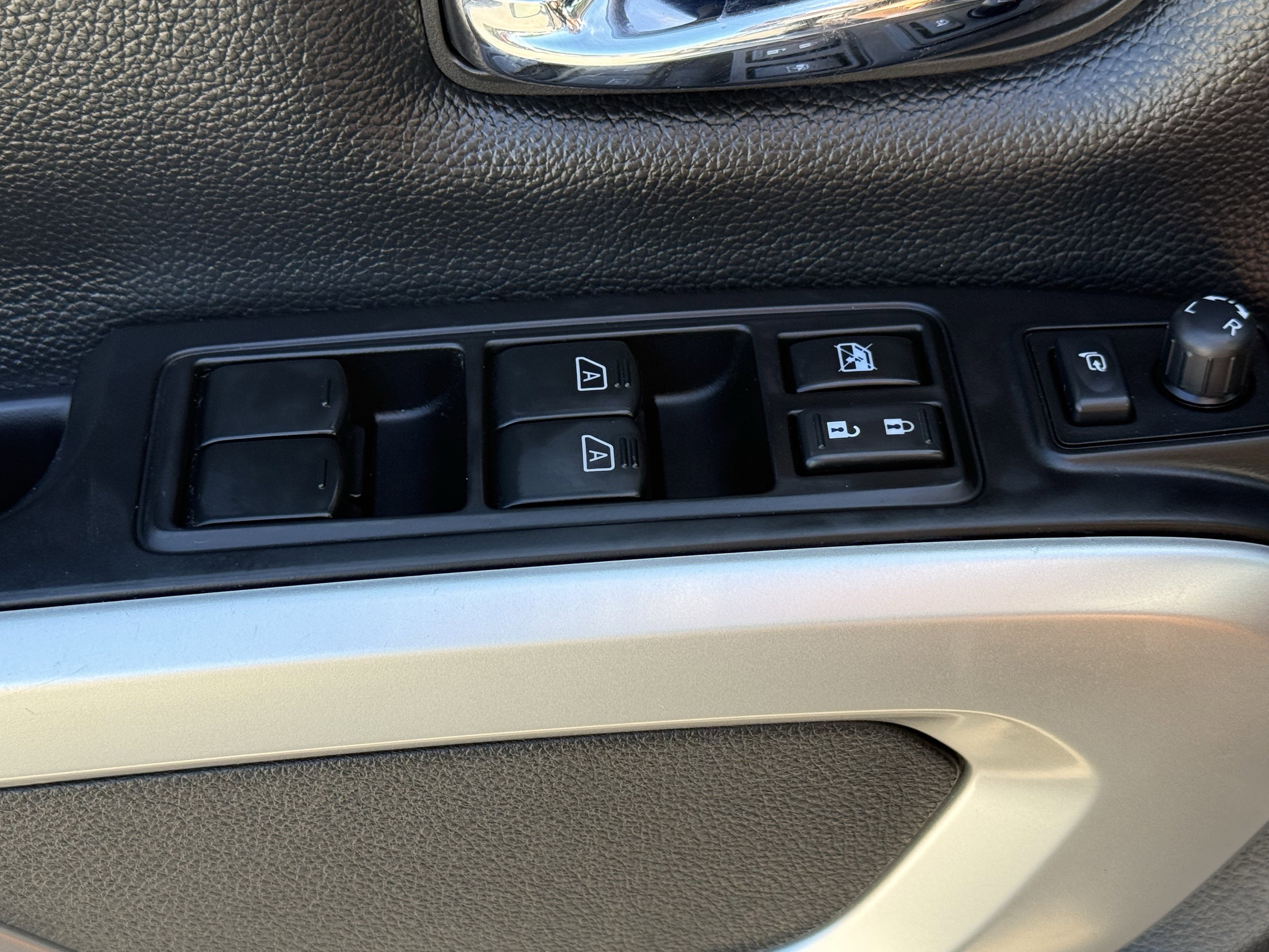 Used 2018 Nissan Titan SL image 26