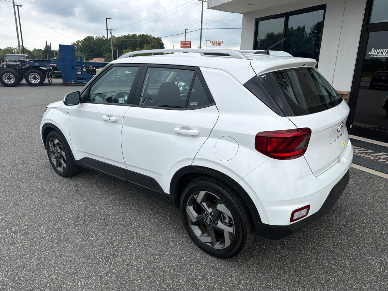 Used 2025 Hyundai Venue SEL FWD image 7