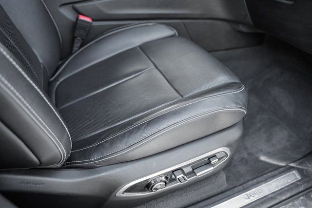 Used 2022 Jeep Grand Cherokee Overland w/ Luxury Tech Group IV image 36