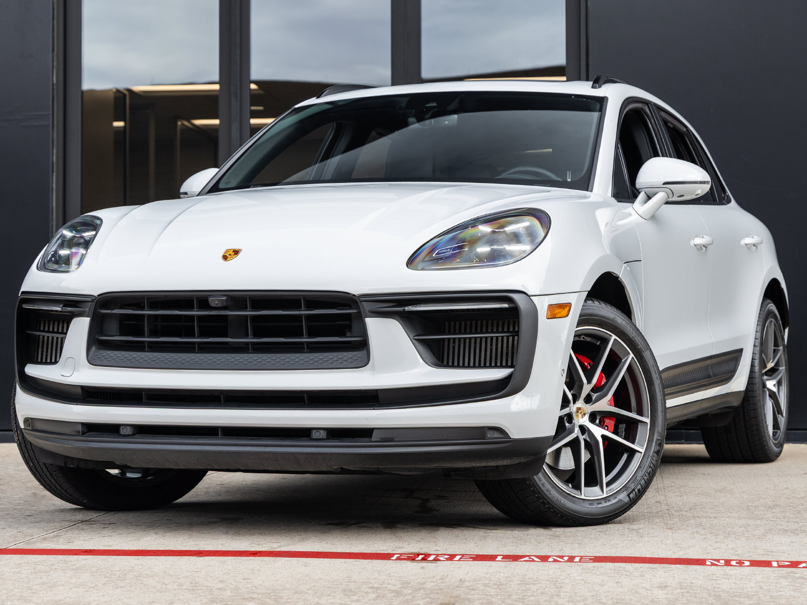 Certified 2022 Porsche Macan S AWD/4WD image 1