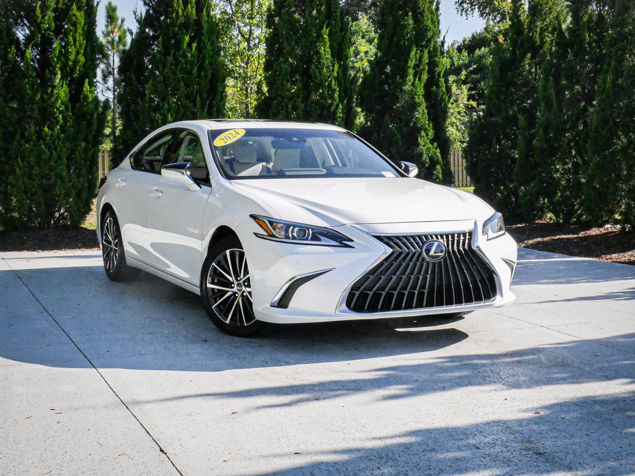 Used 2024 Lexus ES 350 w/ Premium Package FWD image 2