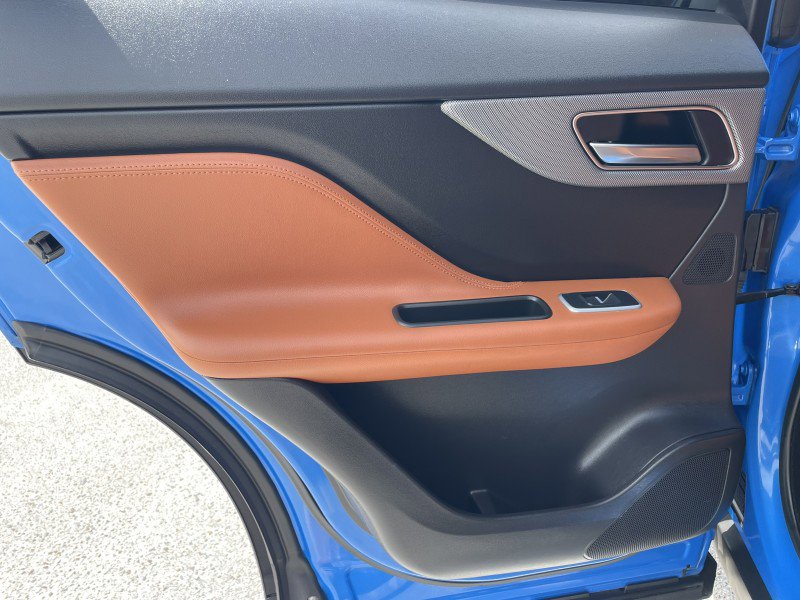 Used 2020 Jaguar F-PACE SVR image 32