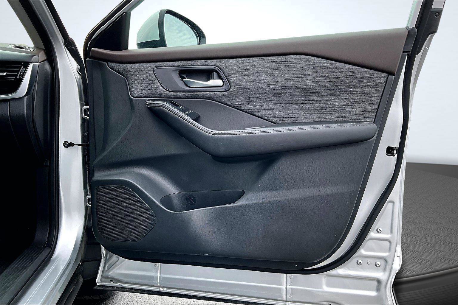 Used 2023 Nissan Rogue SV image 25