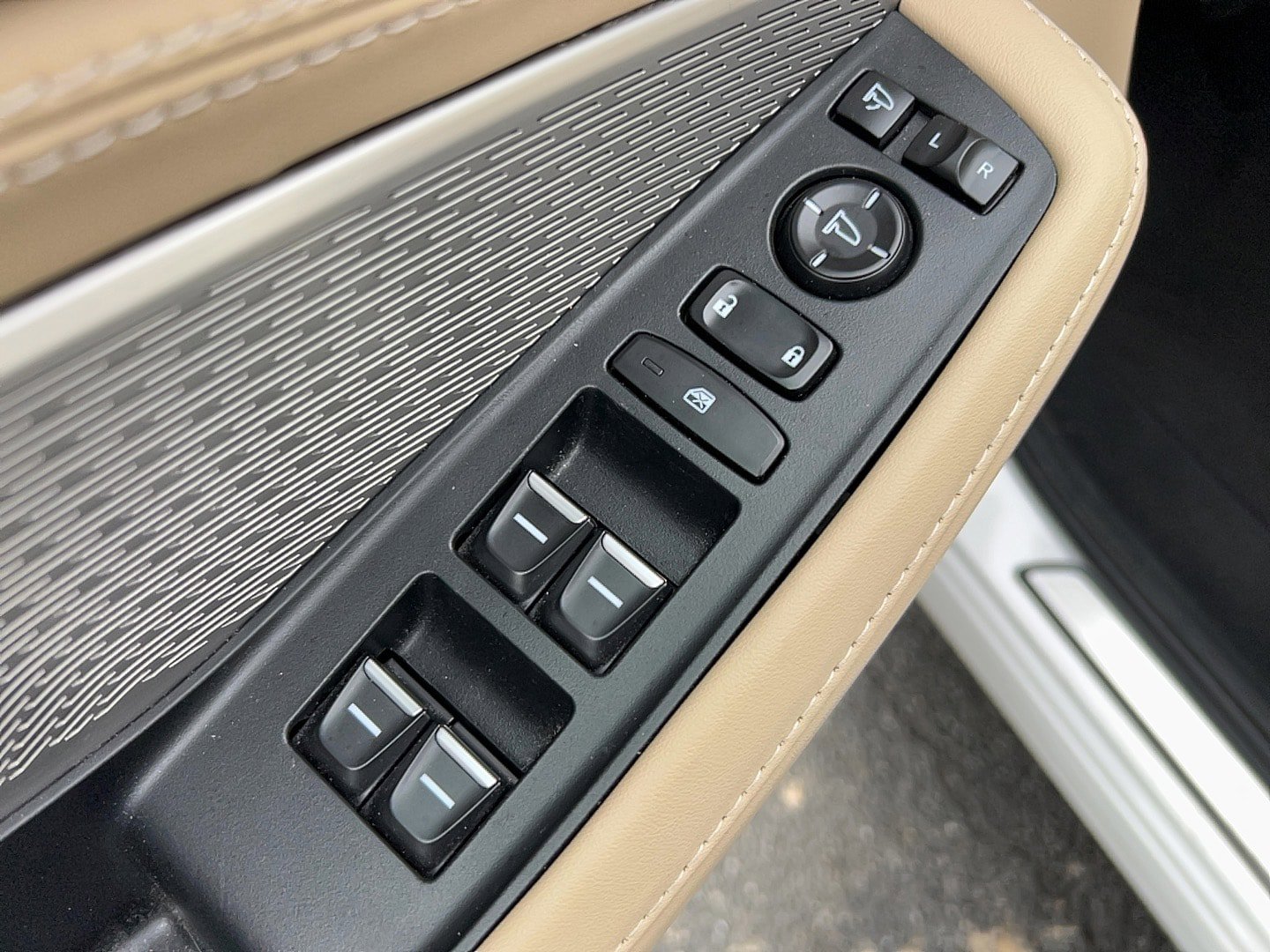 Used 2023 Acura MDX AWD/4WD image 13