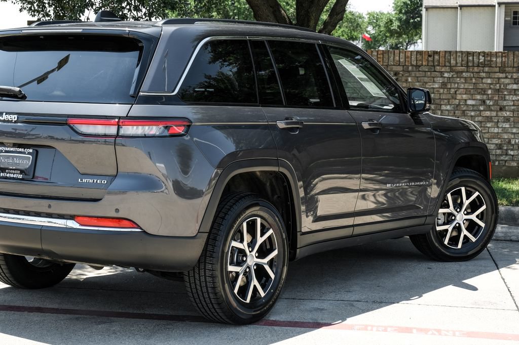 Used 2023 Jeep Grand Cherokee Limited AWD/4WD image 17