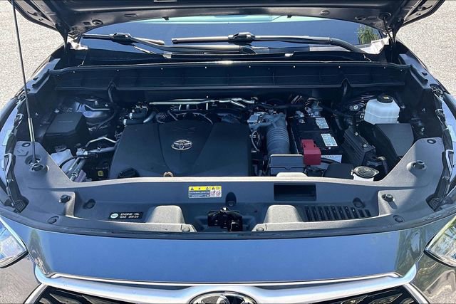 Used 2022 Toyota Highlander XLE AWD/4WD image 34