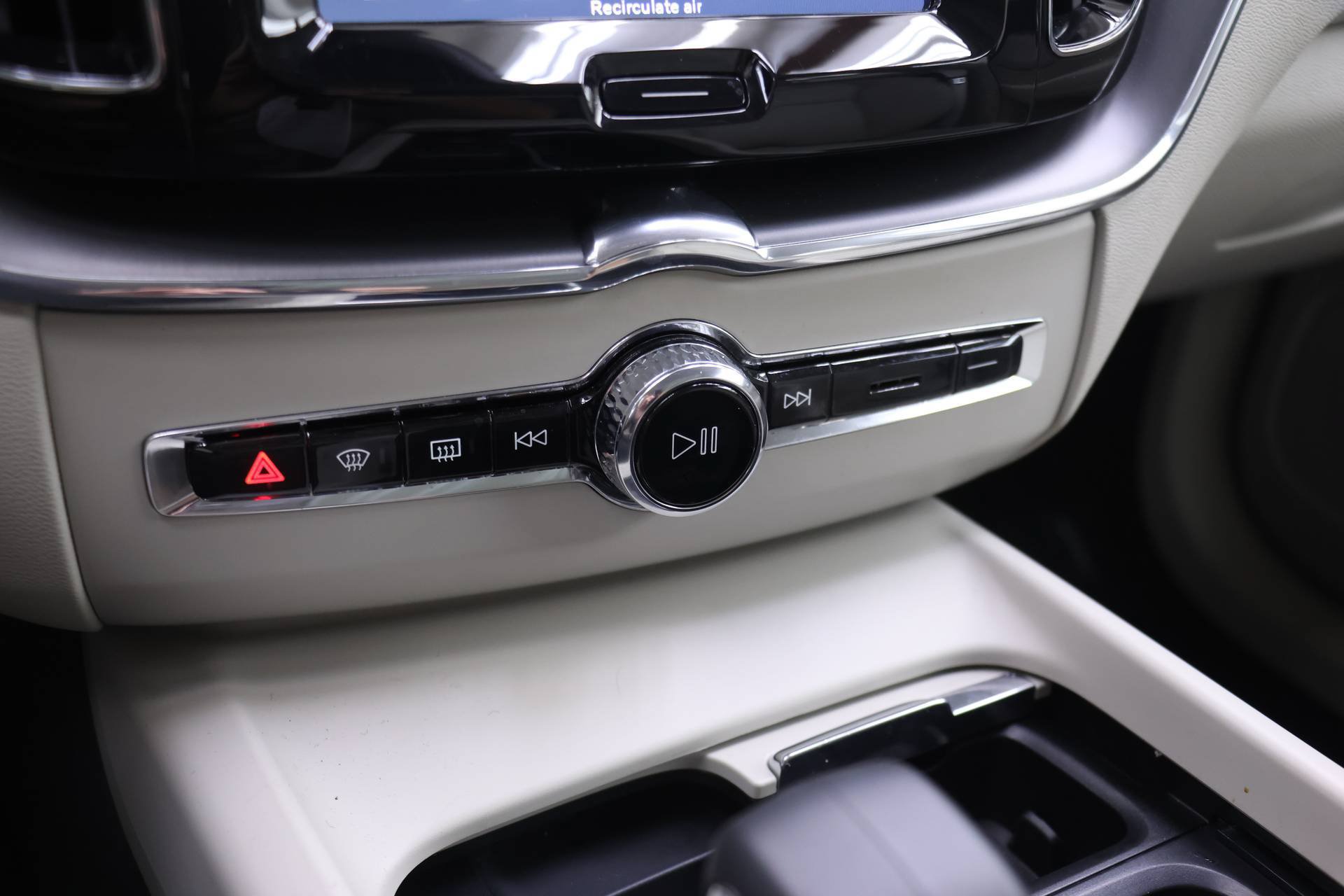 Certified 2025 Volvo XC60 B5 Core AWD/4WD image 9