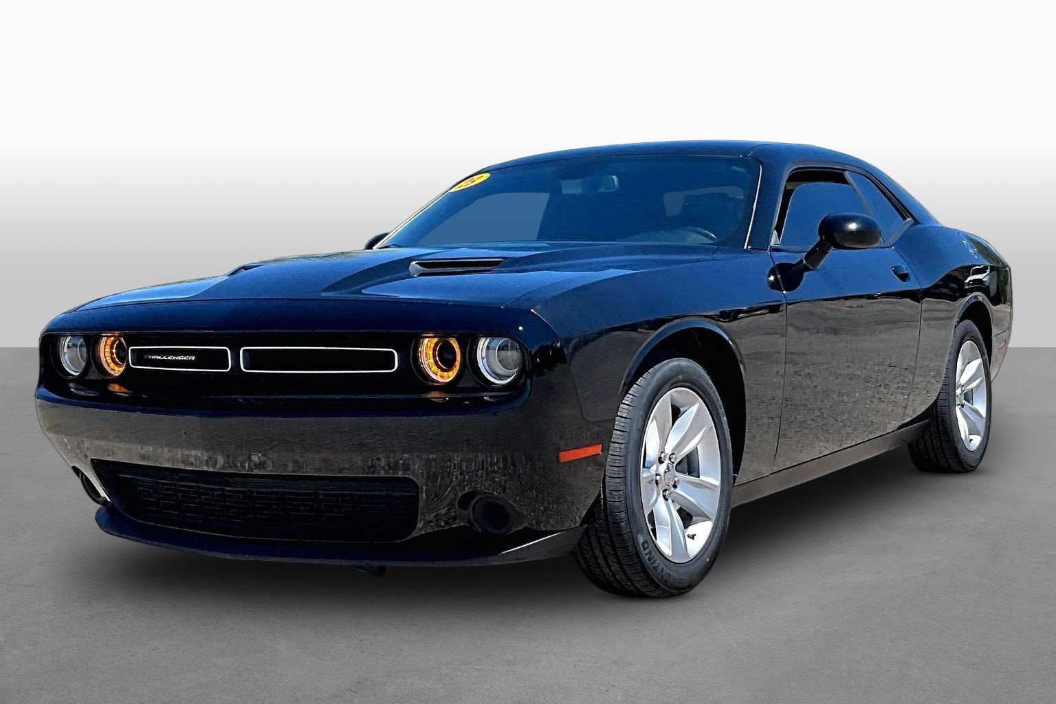 Used 2023 Dodge Challenger SXT RWD image 1