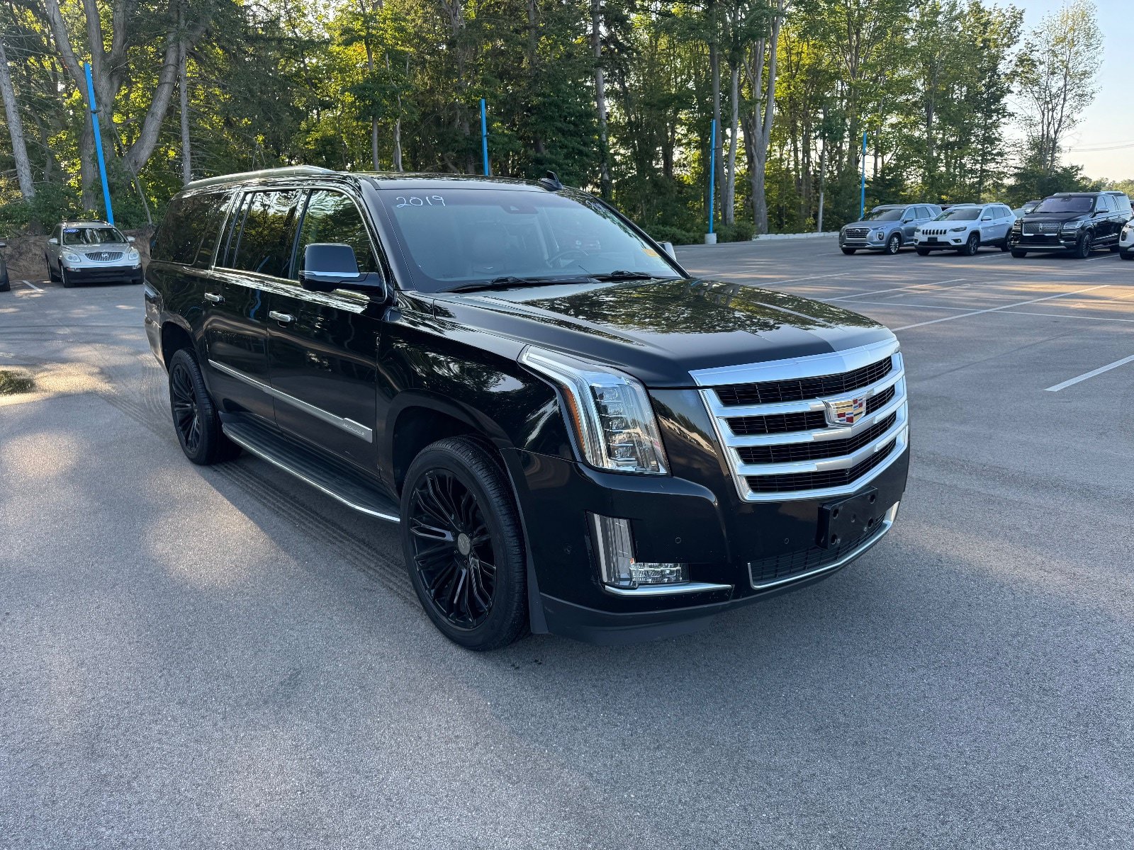 Used 2019 Cadillac Escalade ESV Luxury AWD/4WD image 3