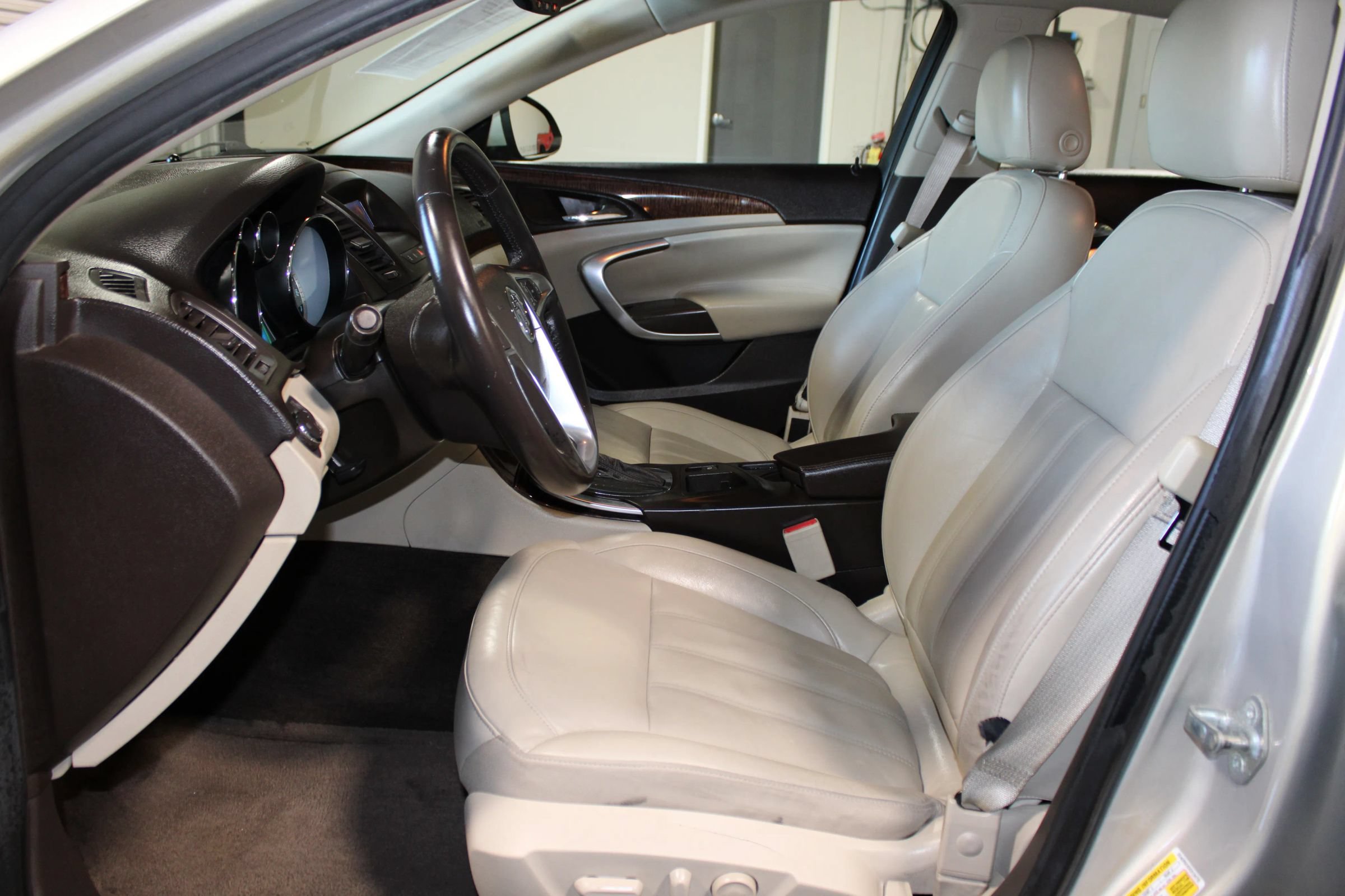 Used 2012 Buick Regal Leather FWD image 19