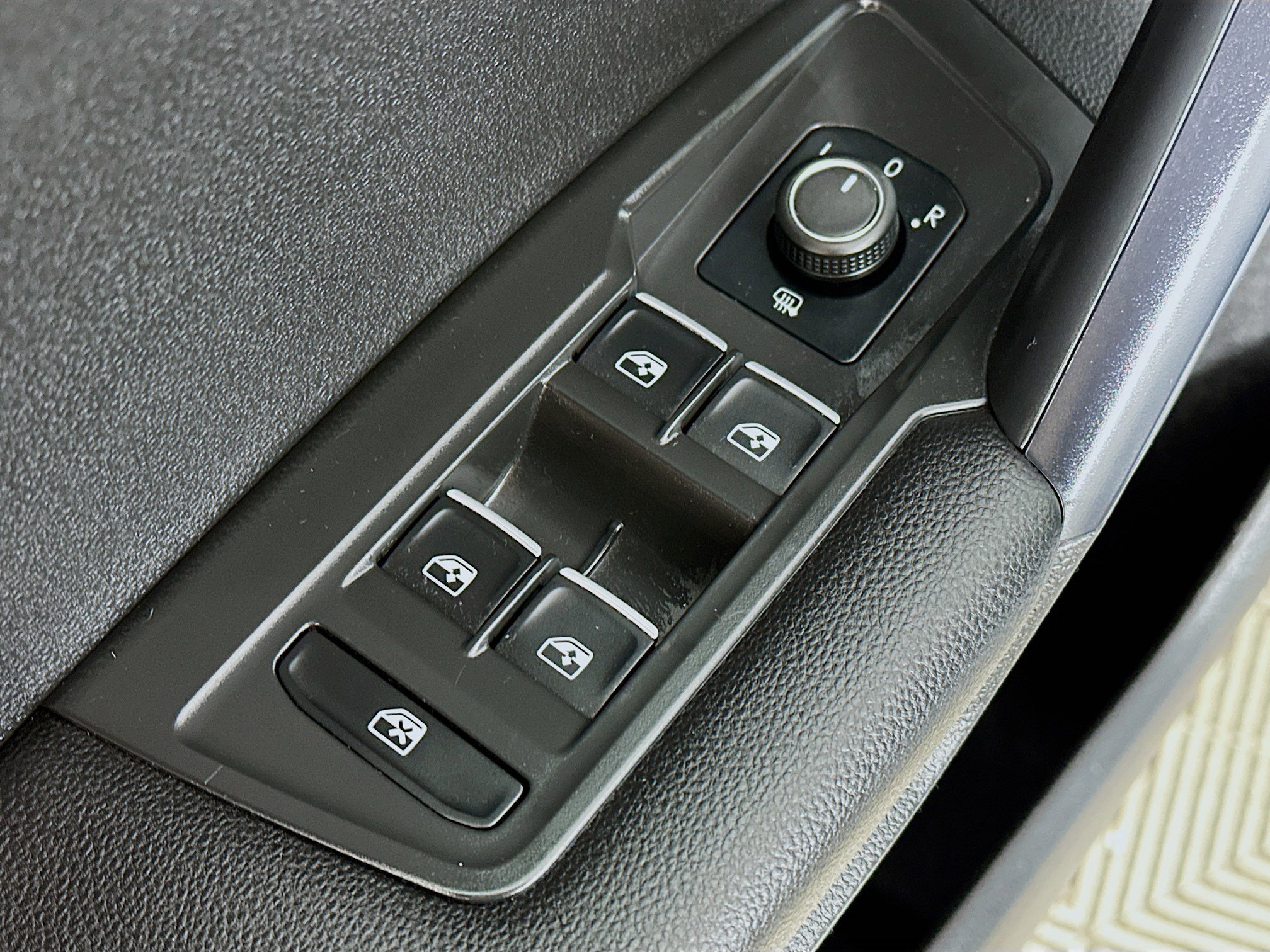 Used 2021 Volkswagen Tiguan SE image 17