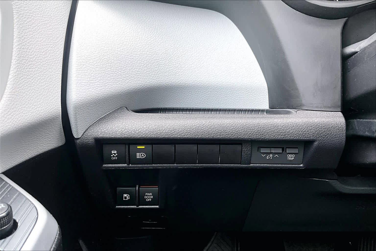 Certified 2025 Toyota Sienna XLE FWD image 34