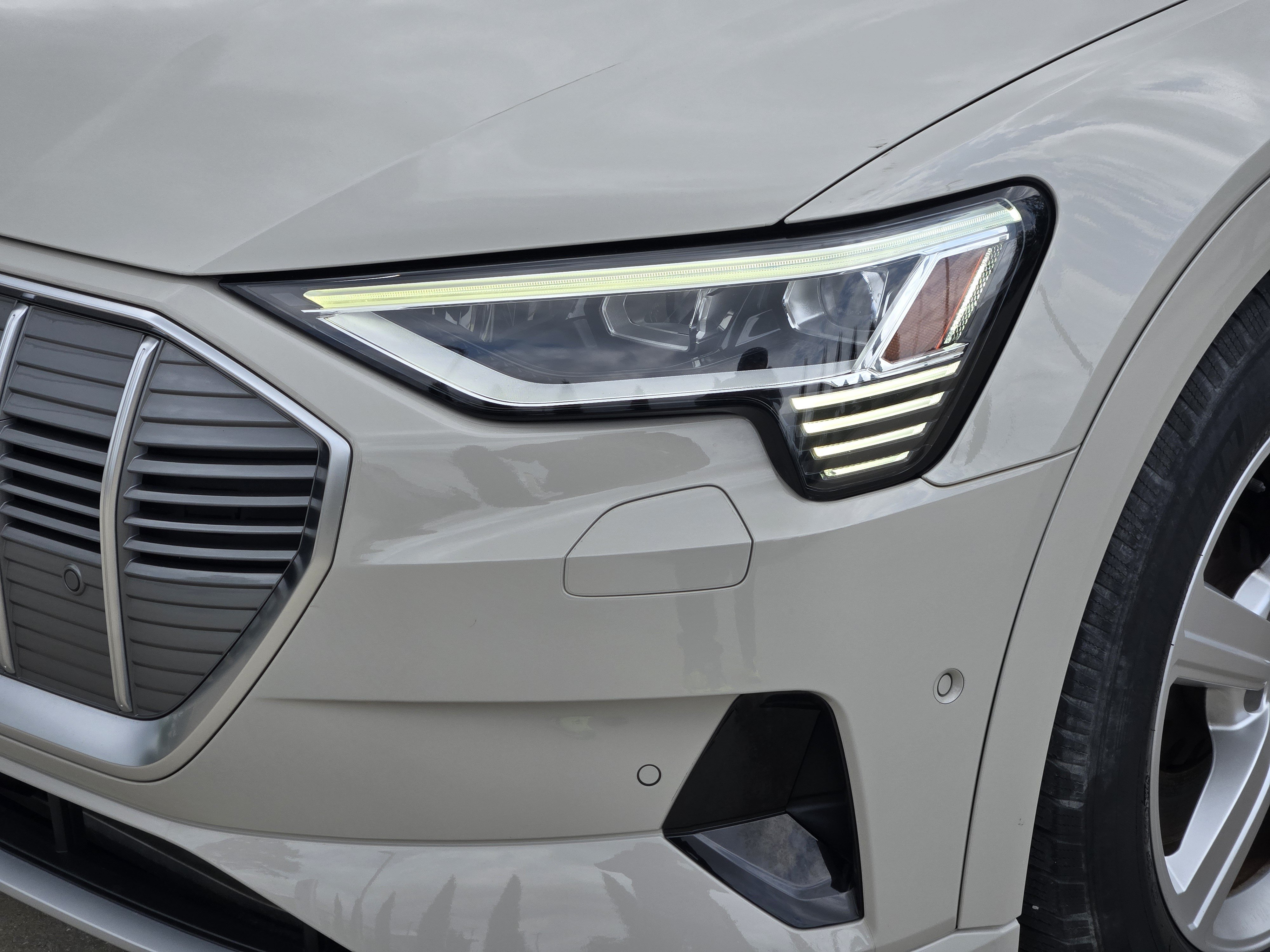 Used 2019 Audi e-tron Prestige w/ Prestige Package AWD/4WD image 11