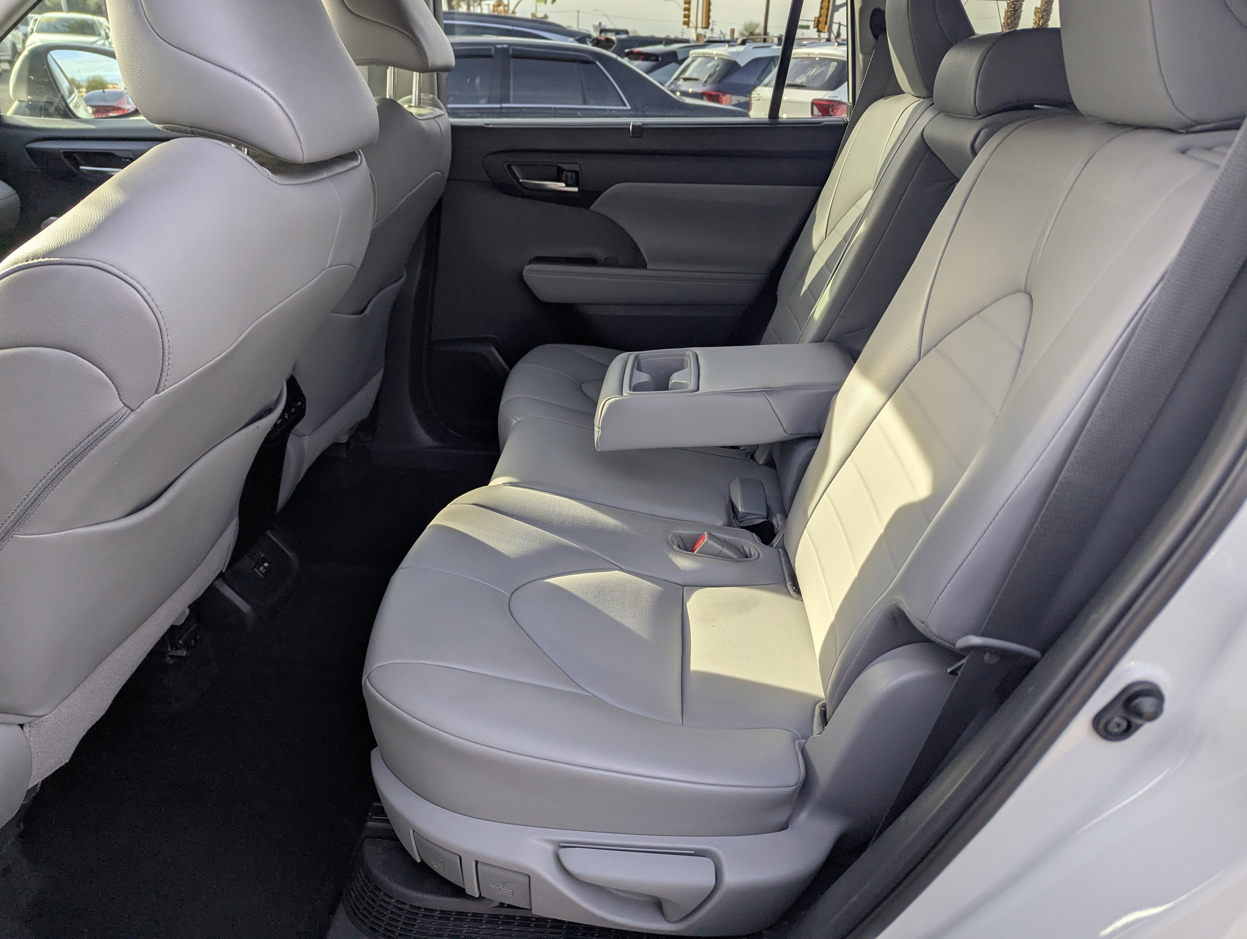 Used 2020 Toyota Highlander XLE image 8