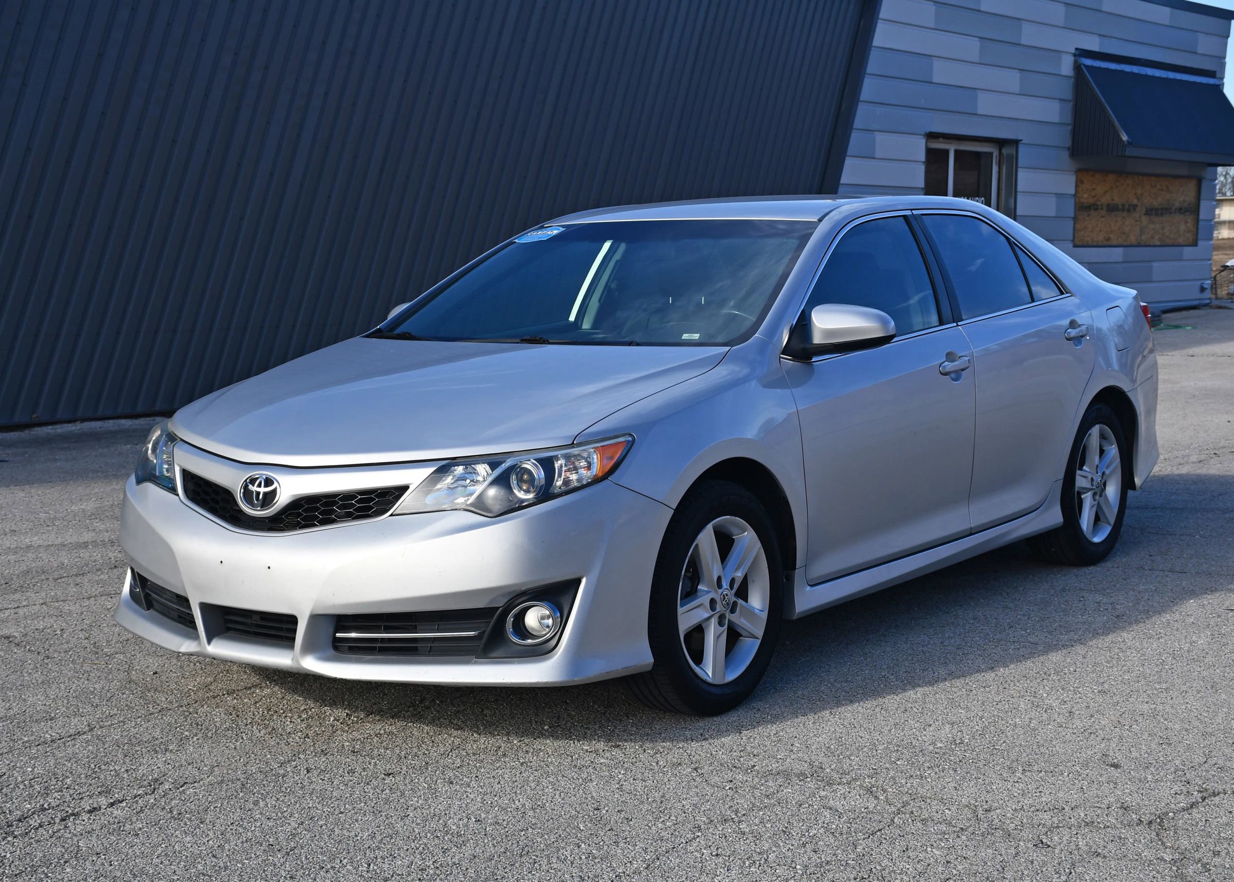 Used 2013 Toyota Camry SE FWD image 2