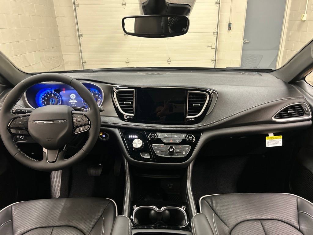 New 2027 Chrysler Pacifica Limited FWD image 20