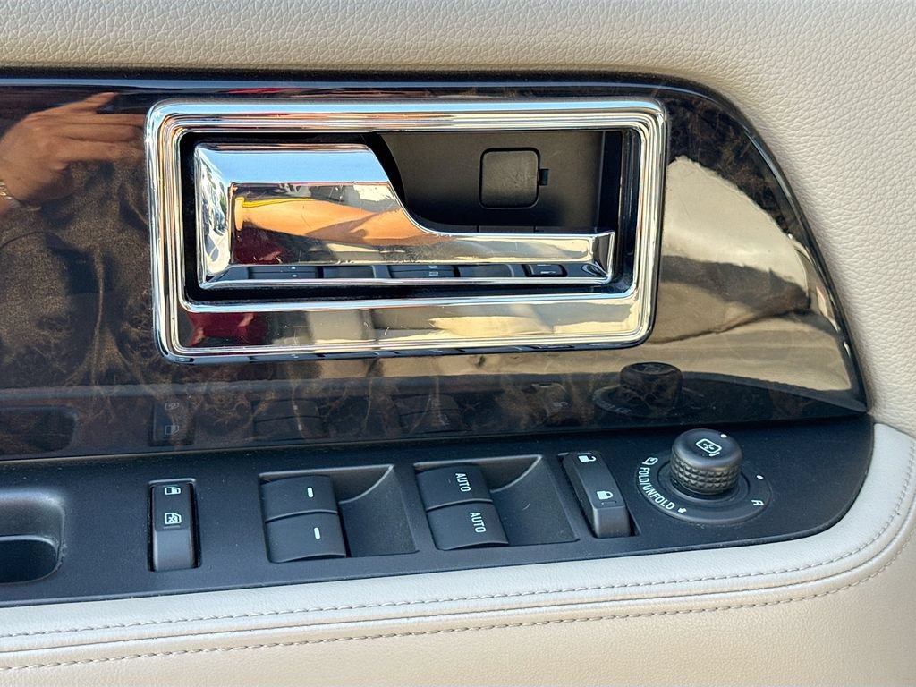 Used 2017 Lincoln Navigator Select RWD image 19