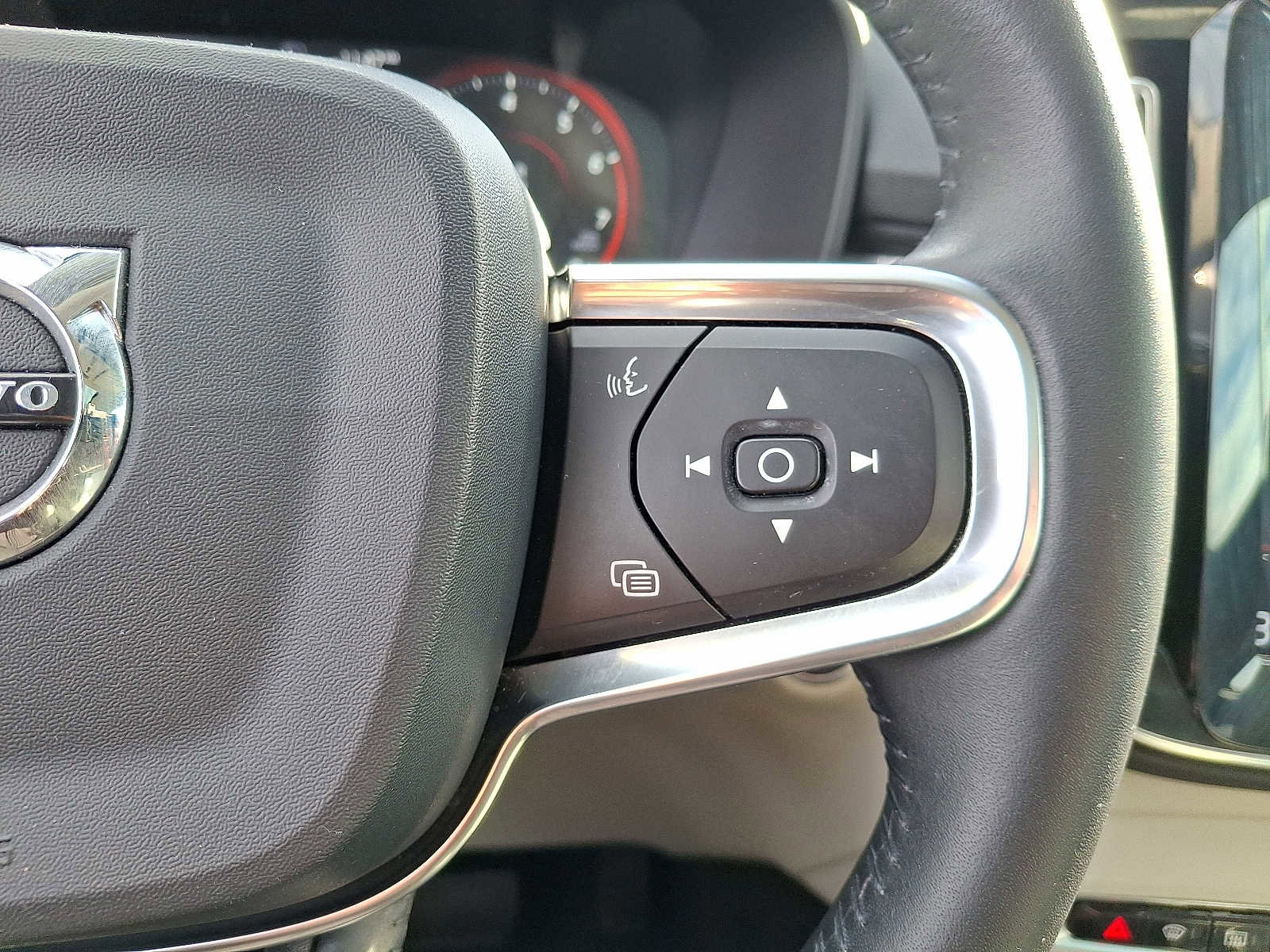 Used 2019 Volvo XC40 T5 Momentum image 22