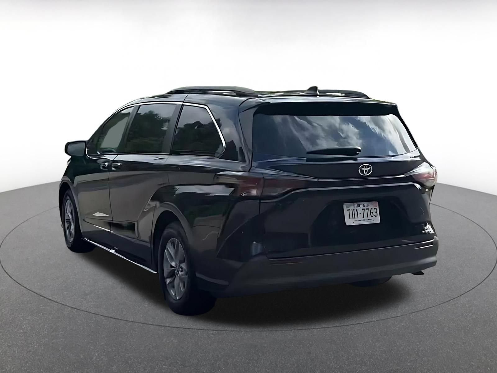 Used 2024 Toyota Sienna XLE FWD image 10
