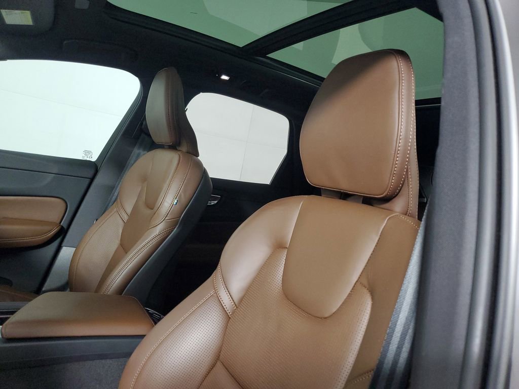Used 2023 Volvo XC60 B5 Ultimate FWD image 25