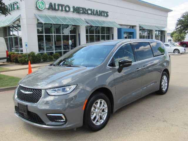 Used 2025 Chrysler Pacifica Select