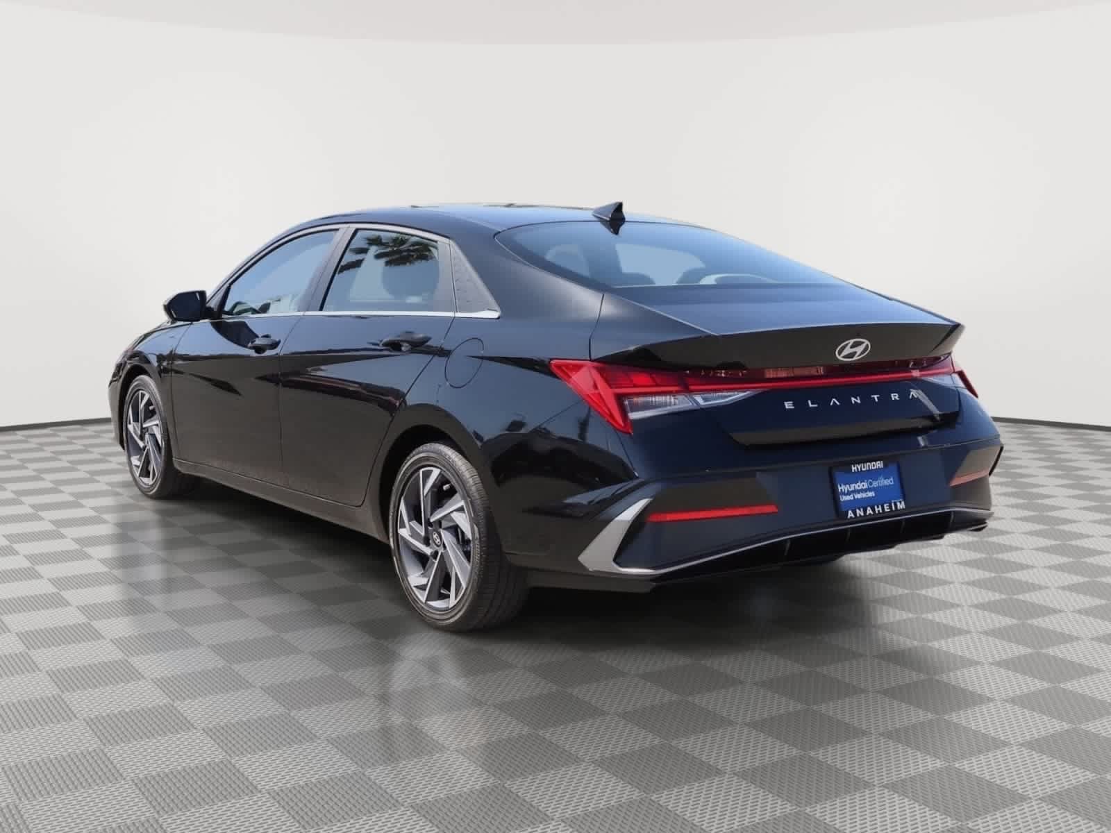 Used 2025 Hyundai Elantra SEL FWD image 9