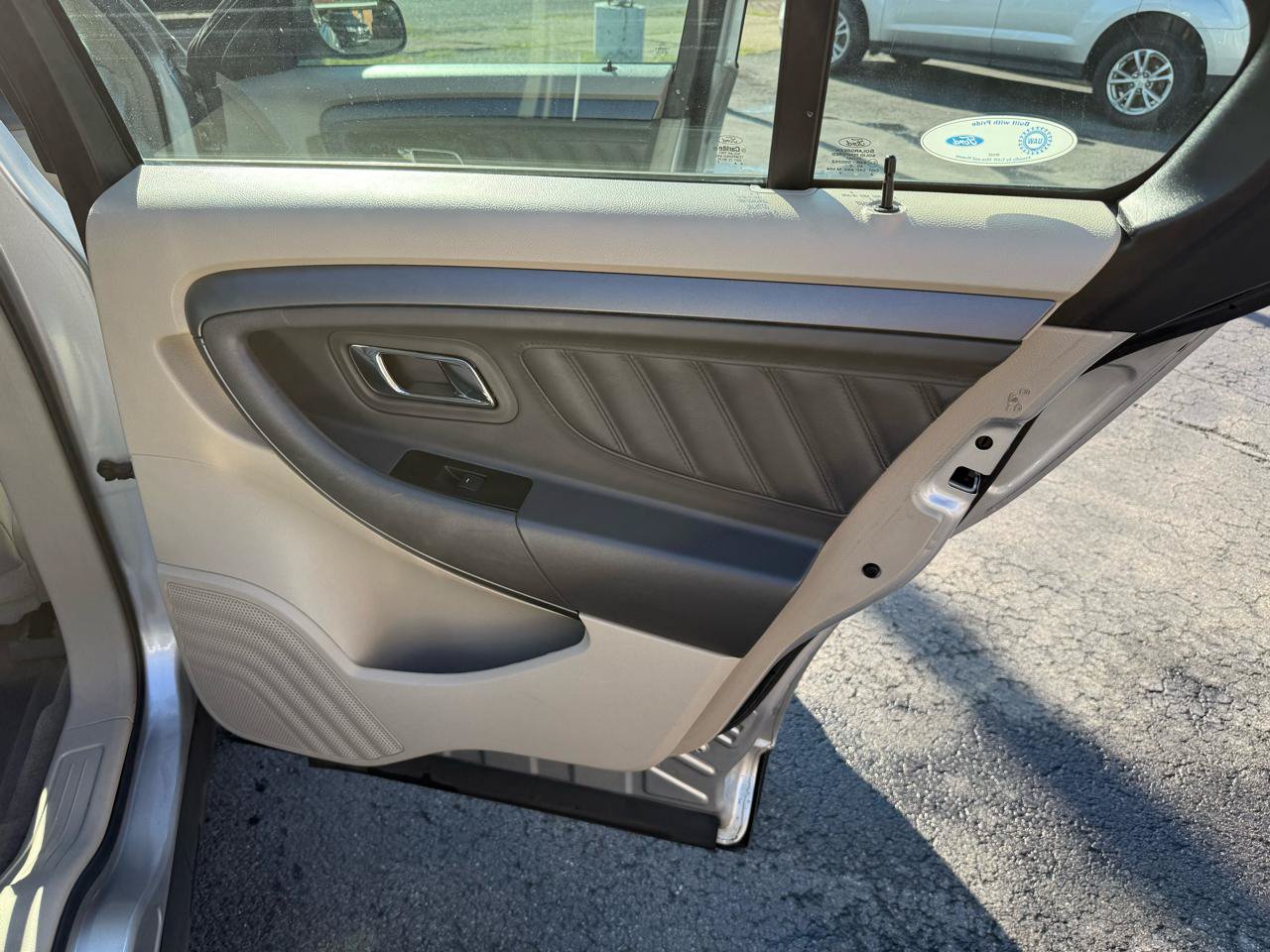 Used 2011 Ford Taurus SE FWD image 25