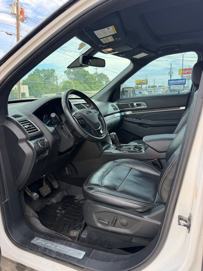 Used 2019 Ford Explorer Limited w/ Ford Safe & Smart Package FWD image 11