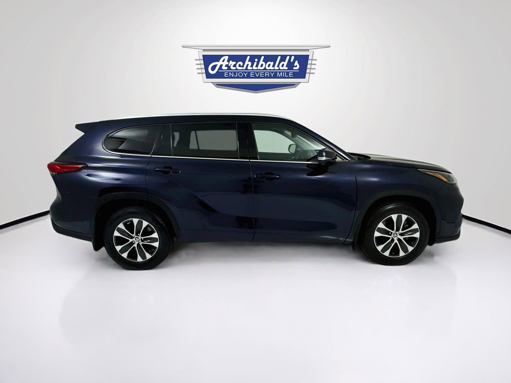 Used 2022 Toyota Highlander XLE AWD/4WD image 8