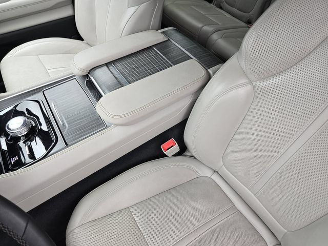 Used 2024 Jeep Wagoneer L Series II w/ Flexible Seating Group AWD/4WD image 15