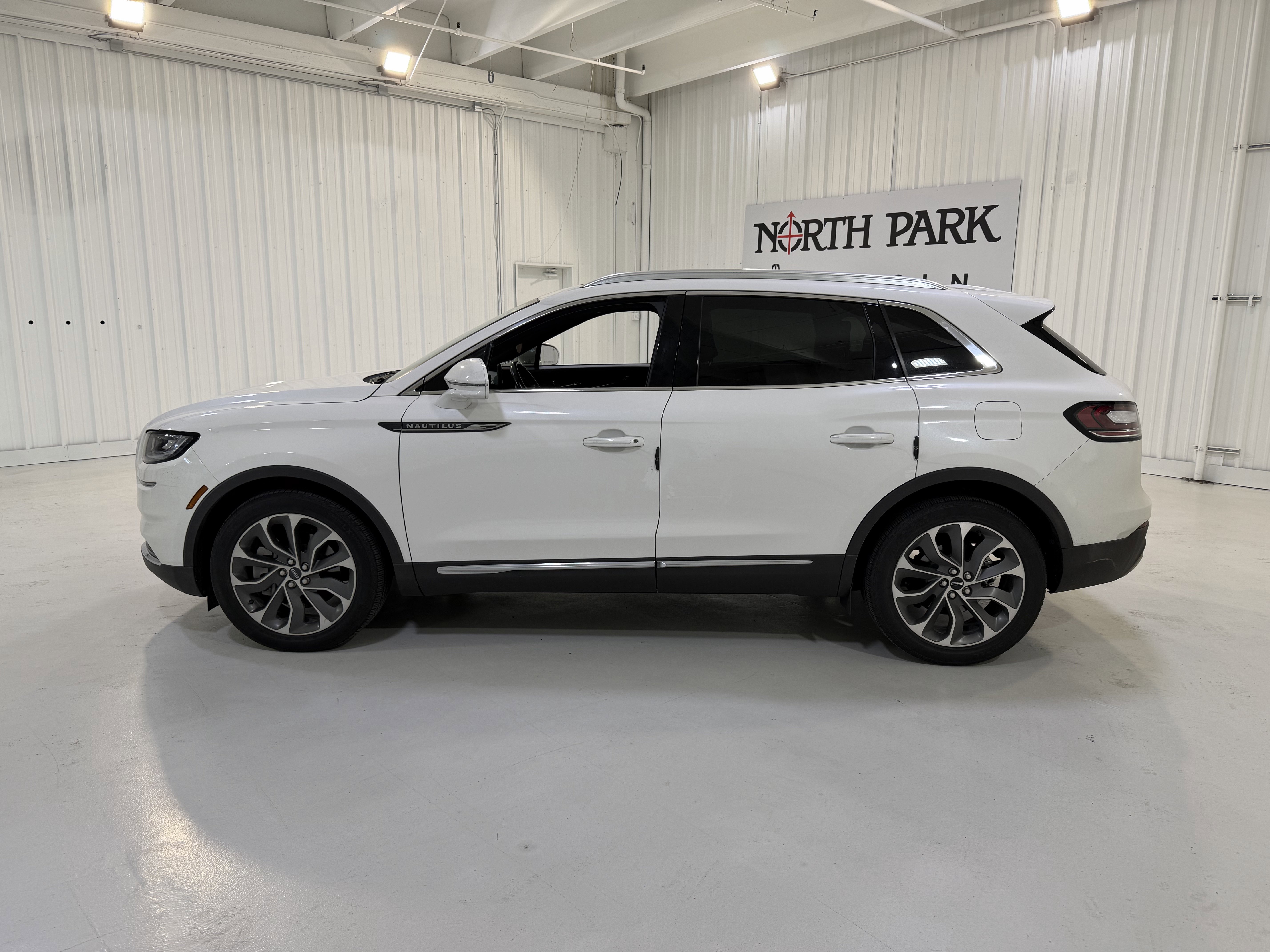 Used 2023 Lincoln Nautilus Reserve w/ Luxury Package FWD image 2