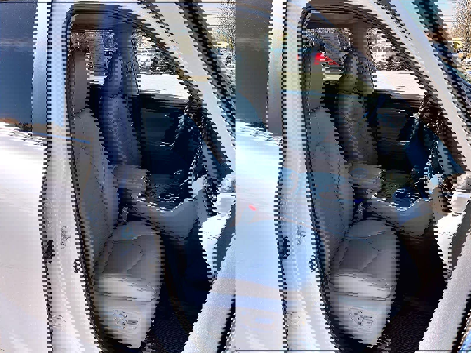 Used 2023 Toyota Highlander XLE image 9