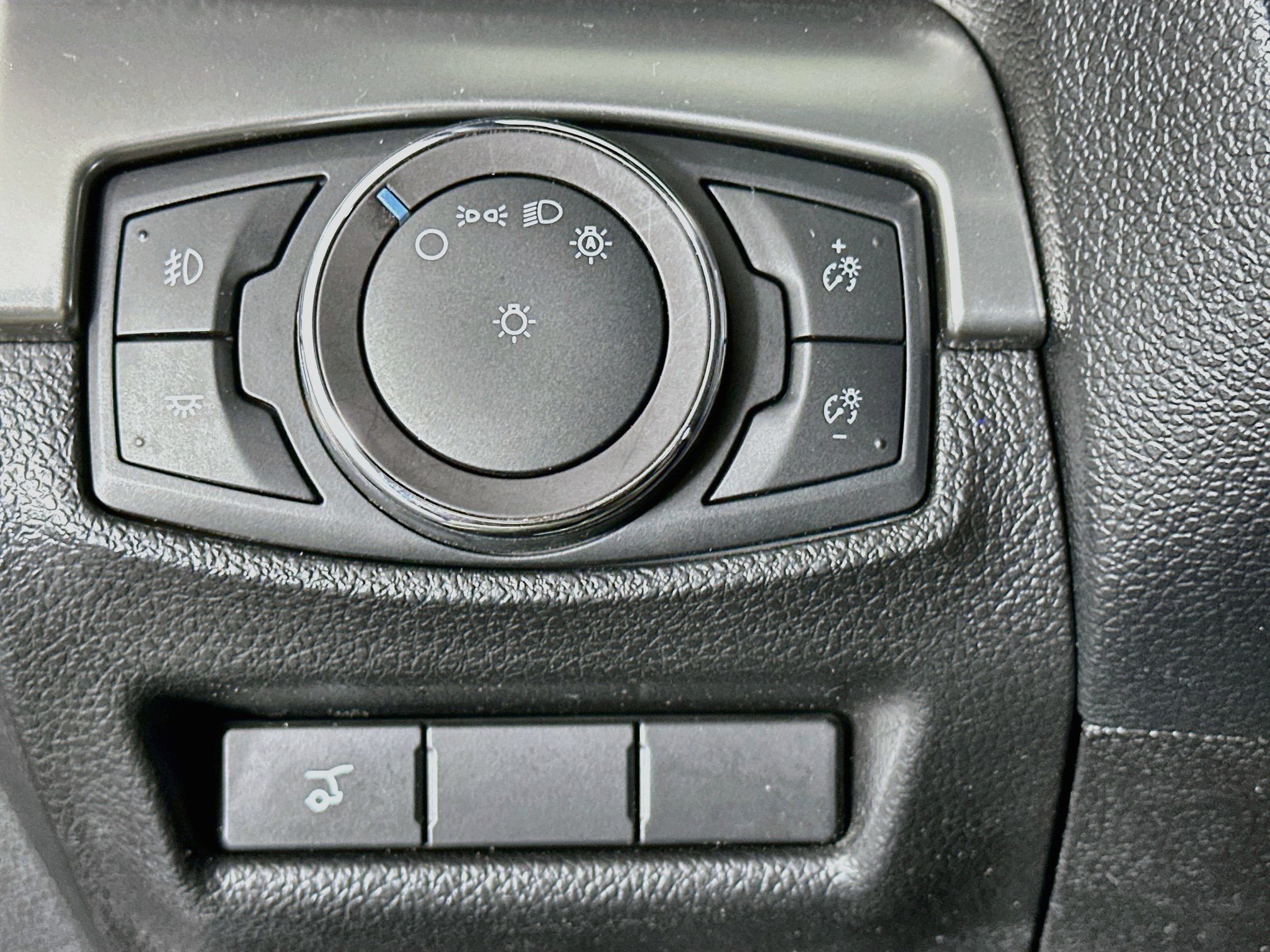 Used 2019 Ford Explorer XLT w/ Equipment Group 202A AWD/4WD image 17