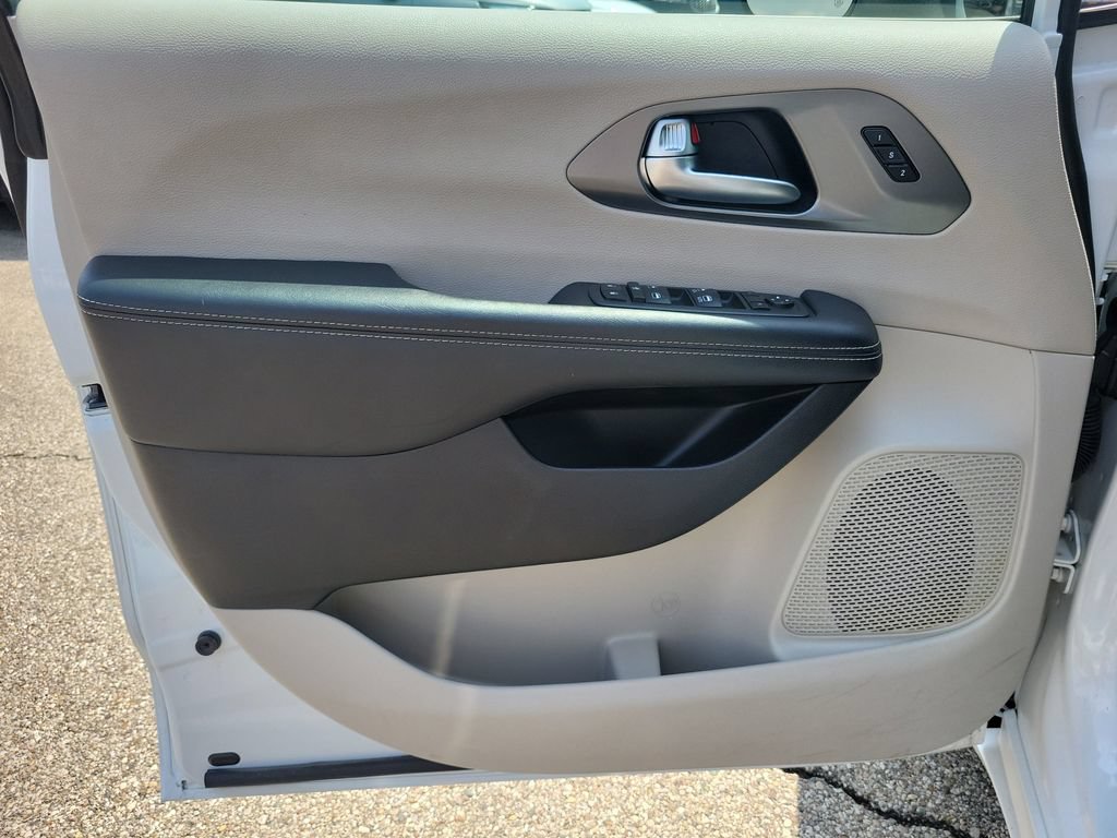 Used 2023 Chrysler Pacifica Touring-L FWD image 20