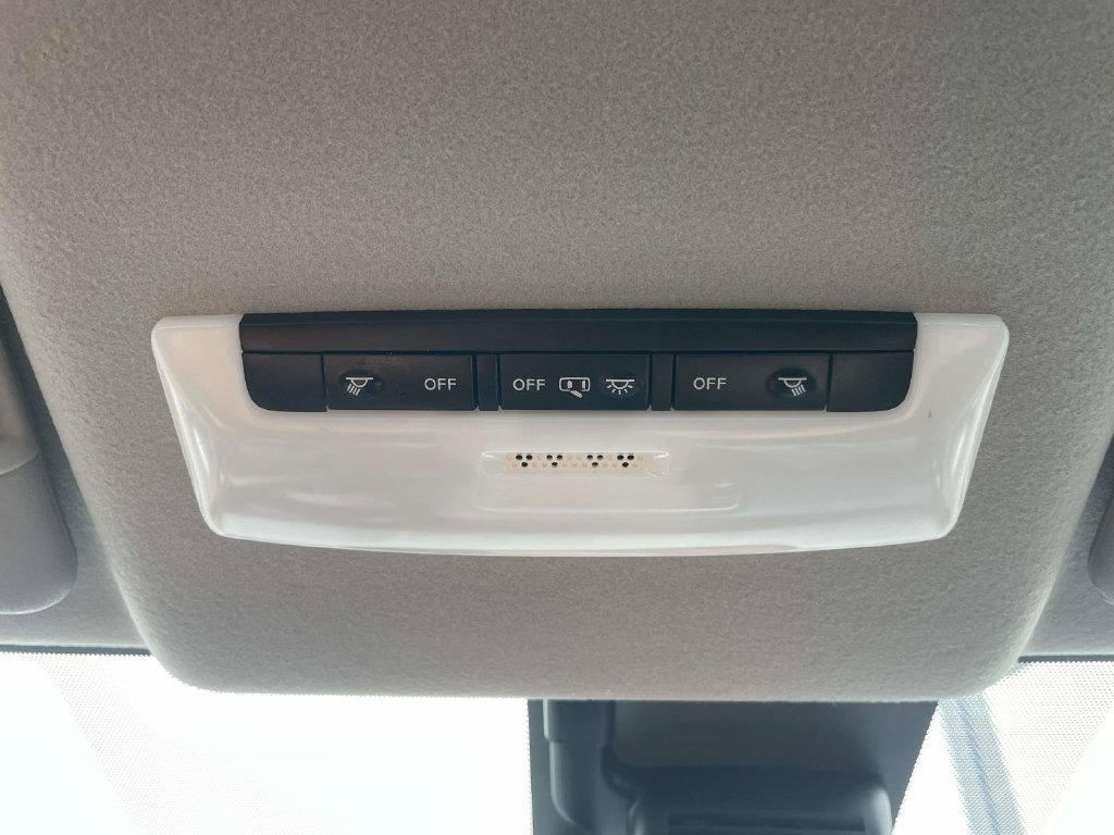Used 2025 Nissan Versa SV FWD image 27